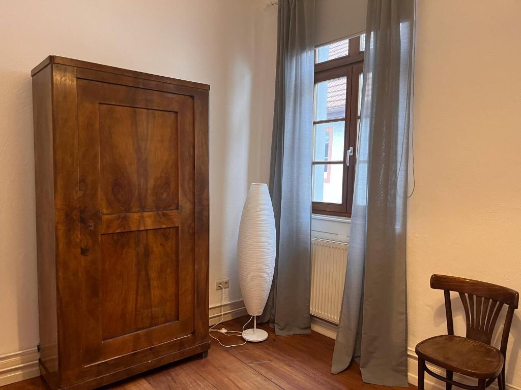 Alter Holzschrank im ersten Schlafzimmer