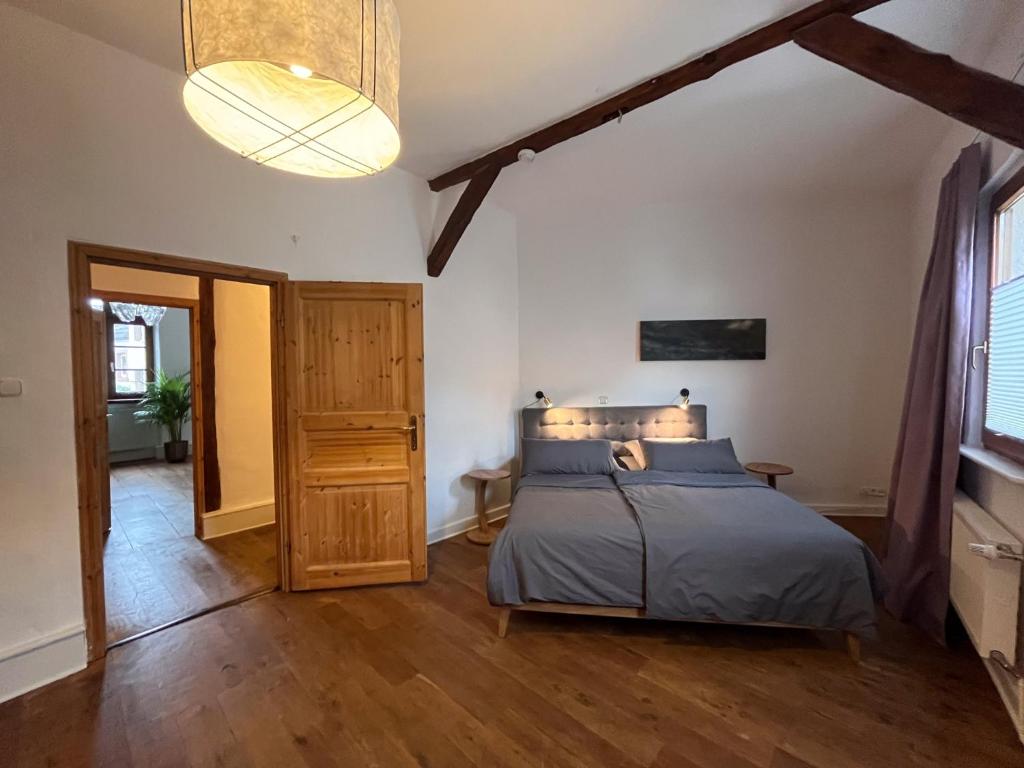 Zweites Schlafzimmer mit Holzbalken