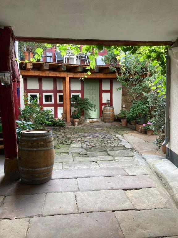 Innenhof mit Fachwerk, Fass und Pflanzen