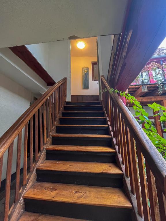 Holztreppe hinauf zur Wohnung