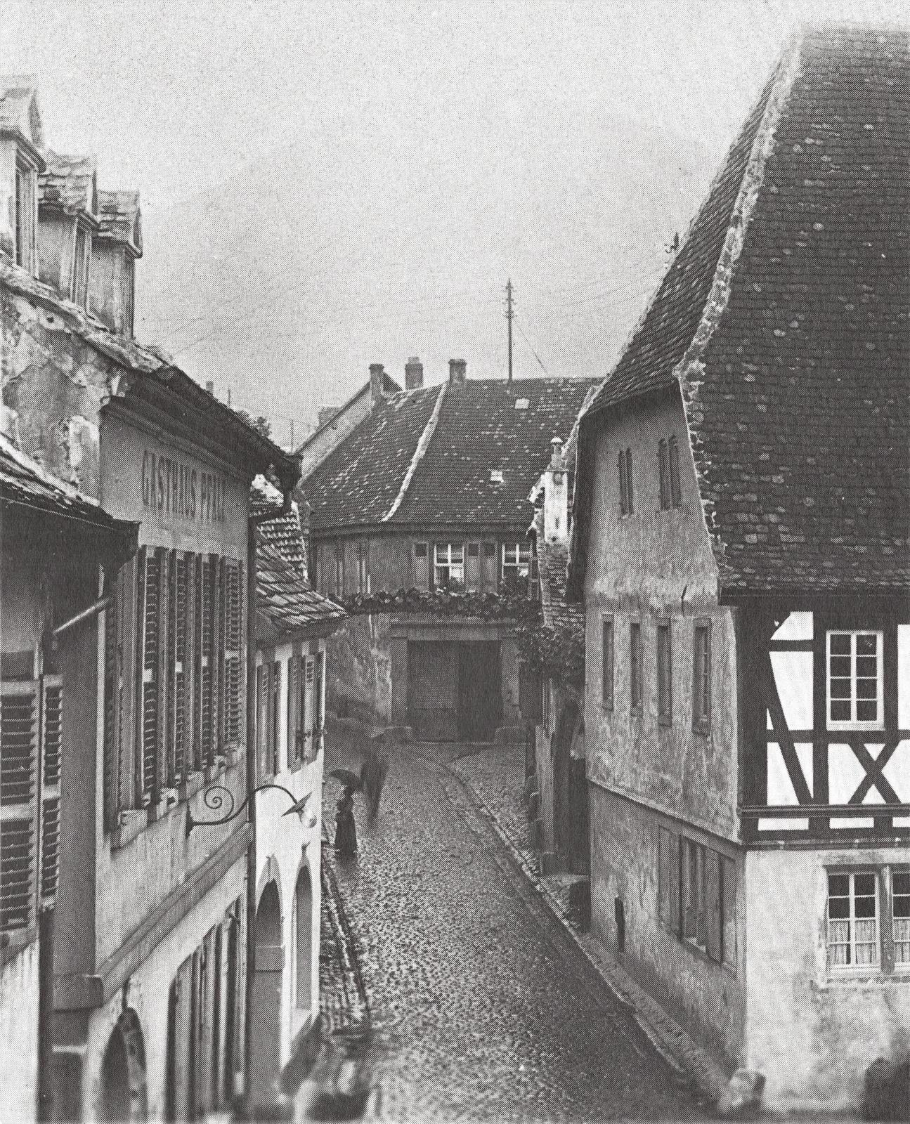 Schwarzweißfoto der gepflasterten Schloßstraße mit Fachwerkhäusern