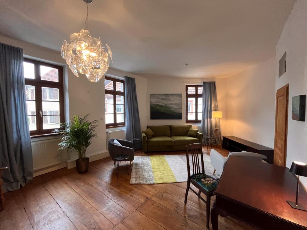 Wohnzimmer mit Kronleuchter und Schreibtisch
